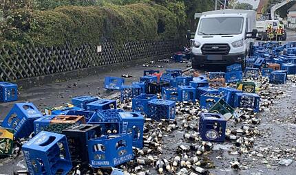 Bier-Tragödie im Kreis Coburg: Zahlreiche Kästen bei Unfall zerstört Bier-Tragödie im Kreis Coburg: Zahlreiche Kästen bei Unfall zerstört