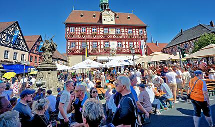 Bierbraufest vor der wunderschönen Kulisse Bad Staffelstein.Bierbrauerfest lockt Tausende auf den Marktplatz Bierbraufest vor der wunderschönen Kulisse Bad Staffelstein.
