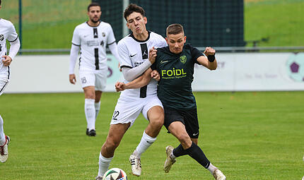 Der Schammelsdorfer Abwehrspieler Jonas Schönlein (links) versucht, Jonas Nickol vom Ball zu trennen. Der Schammelsdorfer Abwehrspieler Jonas Schönlein (links) versucht, Jonas Nickol vom Ball zu trennen.