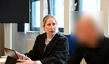 Amtsgericht Bamberg Einbruch Diebstahl Sexspielzeug Scheßlitz Rechtsanwältin Laura Kelker aus Bamberg und der Angeklagte im Gespräch.