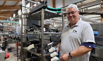 Die Technik in der Produktion ist das, worum sich der ehemalige Trebgaster Bürgermeister kümmert. Herwig Neumann hat direkt nach seinem Ausscheiden als Bürgermeister bei der Plassenburg Kelterei angefangen und hat sichtlich Spaß an der herausfordernden Aufgabe. Die Technik in der Produktion ist das, worum sich der ehemalige Trebgaster Bürgermeister kümmert. Herwig Neumann hat direkt nach seinem Ausscheiden als Bürgermeister bei der Plassenburg Kelterei angefangen und hat sichtlich Spaß an der herausfordernden Aufgabe.