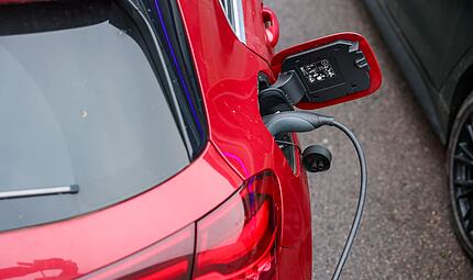 Elektroauto lädt an Ladesäule Elektroauto lädt an Ladesäule