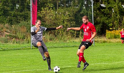Christian Kästner (rechts) vom TSV 08 Kulmbach kämpft mit dem Wirsberger Andreas Seidl um den Ball. Christian Kästner (rechts) vom TSV 08 Kulmbach kämpft mit dem Wirsberger Andreas Seidl um den Ball.