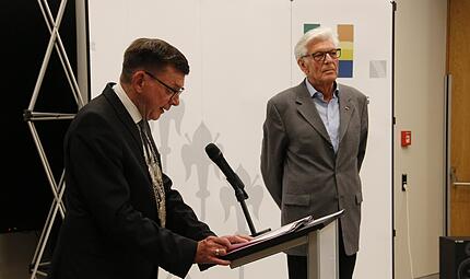 Bürgermeister Armin Warmuth (CSU) verabschiedet das „Urgestein des Stadtrates“ Reimar Glückler. Bürgermeister Armin Warmuth (CSU) verabschiedet das „Urgestein des Stadtrates“ Reimar Glückler.