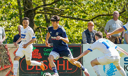 Sinan Gümeci – hier gegen Ex-Landesligist Rimpar am Ball – will nach seiner Verletzung bald in den Erstmannschaftskader des TSV Mönchröden zurückkehren. Sinan Gümeci – hier gegen Ex-Landesligist Rimpar am Ball – will nach seiner Verletzung bald in den Erstmannschaftskader des TSV Mönchröden zurückkehren.