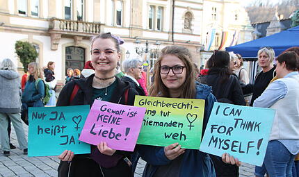 Am Montagnachmittag haben sich in Kulmbach rund 150 Menschen für Frauenrechte stark gemacht. Am Montagnachmittag haben sich in Kulmbach rund 150 Menschen für Frauenrechte stark gemacht.