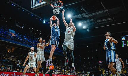 Der Berliner Power Forward Moses Wood fliegt ein. Ibi Watson (links) und Daniel Keppeler kommen zu spät. Der Berliner Power Forward Moses Wood fliegt ein. Ibi Watson (links) und Daniel Keppeler kommen zu spät.