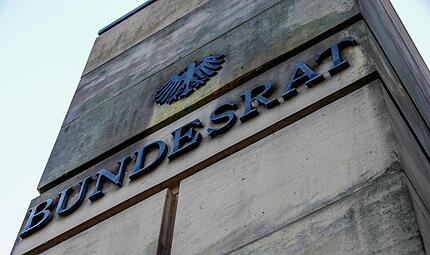 Die Außenwand am Eingang des Bundesratsgebäudes: Auf dem Weg zur einer Entlastungsprämie erweist sich der Bundesrat als große Hürde. Die Außenwand am Eingang des Bundesratsgebäudes: Auf dem Weg zur einer Entlastungsprämie erweist sich der Bundesrat als große Hürde.