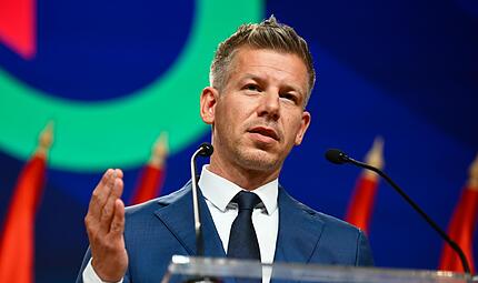 Europas Hoffnungsträger Peter Magyar spricht zu den Medien in Budapest, nachdem er und seine Tisza-Partei bei der Parlamentswahl die Partei von Ministerpräsident Orban besiegt hatte. Europas Hoffnungsträger Peter Magyar spricht zu den Medien in Budapest, nachdem er und seine Tisza-Partei bei der Parlamentswahl die Partei von Ministerpräsident Orban besiegt hatte.