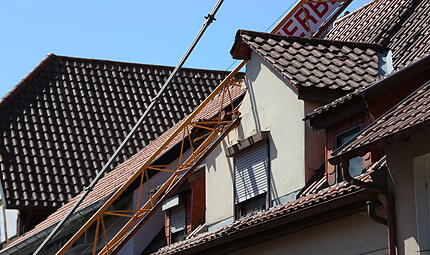 Baukran stürzt in Hammelburg auf Häuser Baukran stürzt in Hammelburg auf Häuser