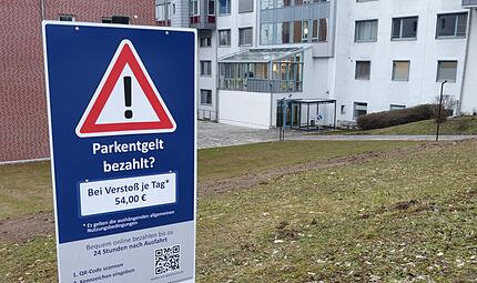 Wer nicht bezahlt muss mit einer Gebühr rechnen.Der Parkplatz des Helios Sankt Elisabeth Krankenhauses Wer nicht bezahlt muss mit einer Gebühr rechnen.