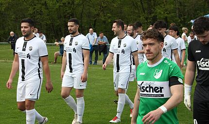 Kapitän Noah Schorn (rechts) führt seine Friesener Mannschaftskollegen am Samstagnachmittag auf den Platz des TSV Schammelsdorf. Kapitän Noah Schorn (rechts) führt seine Friesener Mannschaftskollegen am Samstagnachmittag auf den Platz des TSV Schammelsdorf.