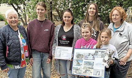 Spendenübergabe an die beiden unterstützten Organisationen im Rahmen des Lebenslaufes der Montessori-Schule Forchheim. Spendenübergabe an die beiden unterstützten Organisationen im Rahmen des Lebenslaufes der Montessori-Schule Forchheim.