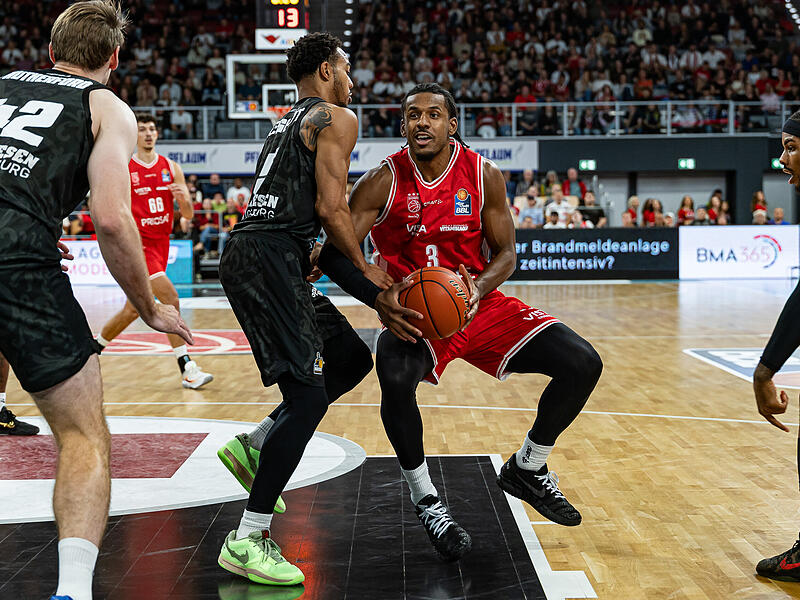 Der Bamberger Jordan Wright attackiert den Korb. Der Bamberger Jordan Wright attackiert den Korb.