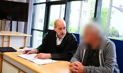 Amtsgericht Bamberg Mann mit Messer in Kirche Sankt Kunigund Rechtsanwalt Oliver Teichmann aus Bamberg und der Angeklagte im Gerichtssaal