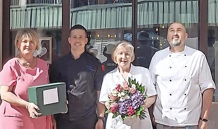 Eva Bartl wurde in den Ruhestand verabschiedet. Von links: Alexandra Groten, Daniel Rodriguez, Eva Bartl und Alex Schubert. Eva Bartl wurde in den Ruhestand verabschiedet. Von links: Alexandra Groten, Daniel Rodriguez, Eva Bartl und Alex Schubert.