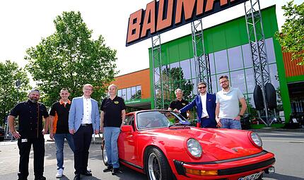 Automobile Ikonen, wie dieser luftgekühlte Porsche 911, werden am 21. Juni beim Oldtimer-Treffen auf dem Globus-Gelände zu sehen sein. Darüber freuen sich (von rechts) Tobias Schöffel, Landrat Jonas Gleich, Matthias Groß, OSK-Vorsitzender Norbert ... Automobile Ikonen, wie dieser luftgekühlte Porsche 911, werden am 21. Juni beim Oldtimer-Treffen auf dem Globus-Gelände zu sehen sein. Darüber freuen sich (von rechts) Tobias Schöffel, Landrat Jonas Gleich, Matthias Groß, OSK-Vorsitzender Norbert ...