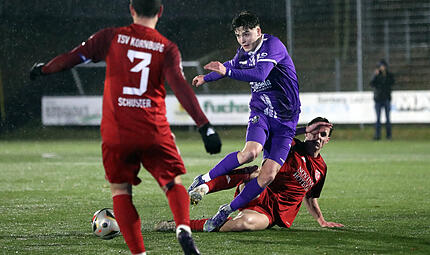 FC Eintracht Bamberg gegen TSV Kornburg wird nachgeholt Bambergs Paul Kraußold (in Lila) könnte sich mit Kornburgs Nico Moos erneut auf fremdem Geläuf Bayernliga-Zweikämpfe liefern.