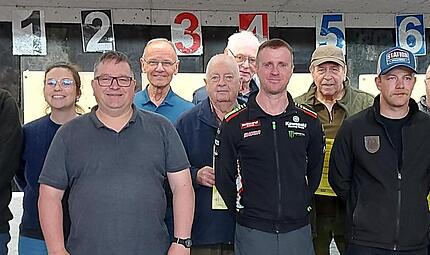 Ehrungen und Neuwahlen bei den Freihandschützen: G. Fröhlich, J. Sünkel, M. Haupt, J. Falkenberg, K. Müller, G. Kaiser, G. Schlott, M. Clauß, W. Zenglein, K. Schölzke, D. Göbel, D. Rentzsch, T. Heimüller und A. Haupt. Ehrungen und Neuwahlen bei den Freihandschützen: G. Fröhlich, J. Sünkel, M. Haupt, J. Falkenberg, K. Müller, G. Kaiser, G. Schlott, M. Clauß, W. Zenglein, K. Schölzke, D. Göbel, D. Rentzsch, T. Heimüller und A. Haupt.
