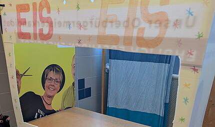 Kreativer Umgang mit alten Wahlplakaten So etwas Schönes lässt sich aus Wahlplakaten basteln! Hier lächelt die Neustadter Stadtratskandidatin Tanja Poppe aus einem Eisladen.