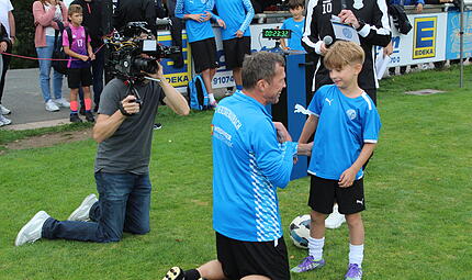 Der Weltmeister Lothar Matthäus auf den Knien vor seinem Namensvetter Matthäus "Matti" Haufen. Der Weltmeister Lothar Matthäus auf den Knien vor seinem Namensvetter Matthäus "Matti" Haufen.