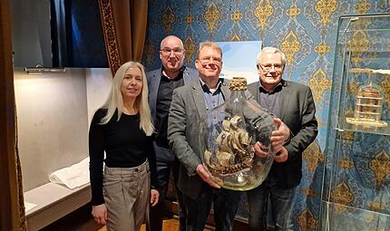 Saisonstart für die Museen Schloss Aschach mit einer Buddelschiffausstellung. Von links: Museumsleiterin Josefine Glöckne, Bad Bocklets Bürgermeister Andreas Sandwall, Matthias Schultz (Buddelschiffbauer mit seinem Weltrekordschiff) sowie Stefan Funk (Bezirkstagspräsident Unterfranken). Saisonstart für die Museen Schloss Aschach mit einer Buddelschiffausstellung. Von links: Museumsleiterin Josefine Glöckne, Bad Bocklets Bürgermeister Andreas Sandwall, Matthias Schultz (Buddelschiffbauer mit seinem Weltrekordschiff) sowie Stefan Funk (Bezirkstagspräsident Unterfranken).
