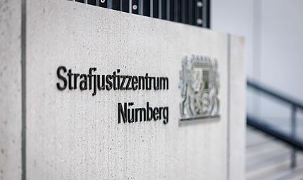 Prozess Landgericht Nürnberg-Fürth. Nach einem emotionalen Prozess ist am Freitag, 2. Oktober, das Urteil am Landgericht Nürnberg-Fürth gegen einen 44‑Jährigen aus Höchstadt gefallen, der seine eigene Mutter getötet haben soll.