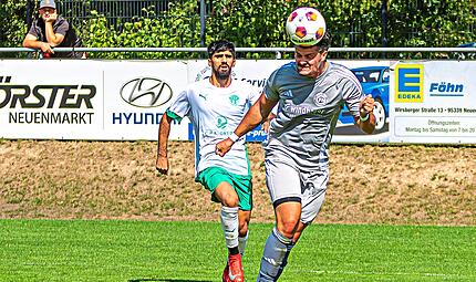 Alexander Streng (vorne) fährt mit dem FC Neuenmarkt zum punktgleichen FC Creußen. Alexander Streng (vorne) fährt mit dem FC Neuenmarkt zum punktgleichen FC Creußen.