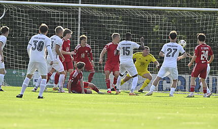 Das Hinspiel Mitte Juli entschied der SC Sylvia Ebersdorf (weiße Trikots) mit 1:0 gegen den FC Coburg für sich. Das Hinspiel Mitte Juli entschied der SC Sylvia Ebersdorf (weiße Trikots) mit 1:0 gegen den FC Coburg für sich.