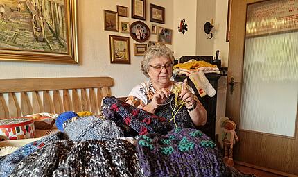 Barbara Bieler hat in den vergangenen Monaten 150 Mützen gestrickt. Für weitere Projekte benötigt sie nun vor allem Strumpfwolle. Barbara Bieler hat in den vergangenen Monaten 150 Mützen gestrickt. Für weitere Projekte benötigt sie nun vor allem Strumpfwolle.
