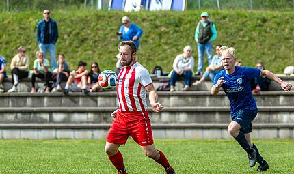 Der Untersteinacher Torschütze zum 2:1, Hannes Seifferth (links), nimmt den Ball geschickt mit der Brust an, um ihn dann Richtung VfB-Tor zu schießen. Der Kulmbacher Kevin Wehner kommt zu spät. Der Untersteinacher Torschütze zum 2:1, Hannes Seifferth (links), nimmt den Ball geschickt mit der Brust an, um ihn dann Richtung VfB-Tor zu schießen. Der Kulmbacher Kevin Wehner kommt zu spät.