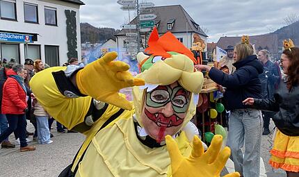 Faschingsumzug Ebermannstadt – Buntes Faschingstreiben lockt viele Besucher anForchheim & Fränkische Schweiz Bunt und fröhlich: Zahlreiche Gruppen und Zuschauer waren am Sonntag beim Faschingsumzug in Ebermannstadt dabei. Wir haben die schönsten Fotos.