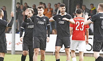 Florin Balan und Florian Seiler klatschen sich ab. Seiler (hier gegen Strullendorf) erzielte beide Ebersdorfer Treffer beim 2:1-Sieg in Friesen. Florin Balan und Florian Seiler klatschen sich ab. Seiler (hier gegen Strullendorf) erzielte beide Ebersdorfer Treffer beim 2:1-Sieg in Friesen.