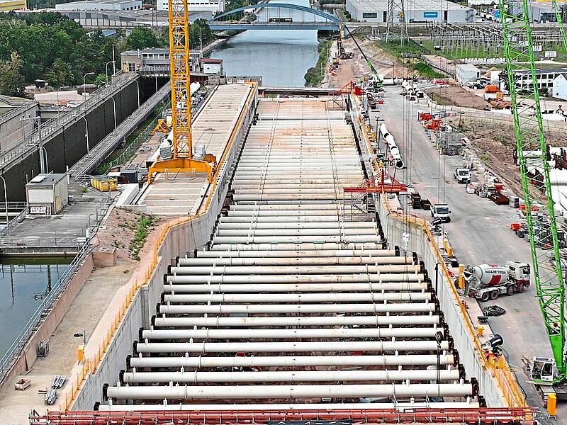 Die neue Schleuse entsteht gleich neben der alten. Die Kosten betragen rund 550 Millionen Euro.HRPI GmbH Die neue Schleuse in Kriegenbrunn entsteht gleich neben der alten. Die Kosten betragen rund 550 Millionen Euro.