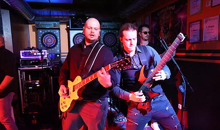 Die Live-Band "FEIERmodus" ließ im Crown Royal die Bühne beben. Die Live-Band "FEIERmodus" ließ im Crown Royal die Bühne beben.