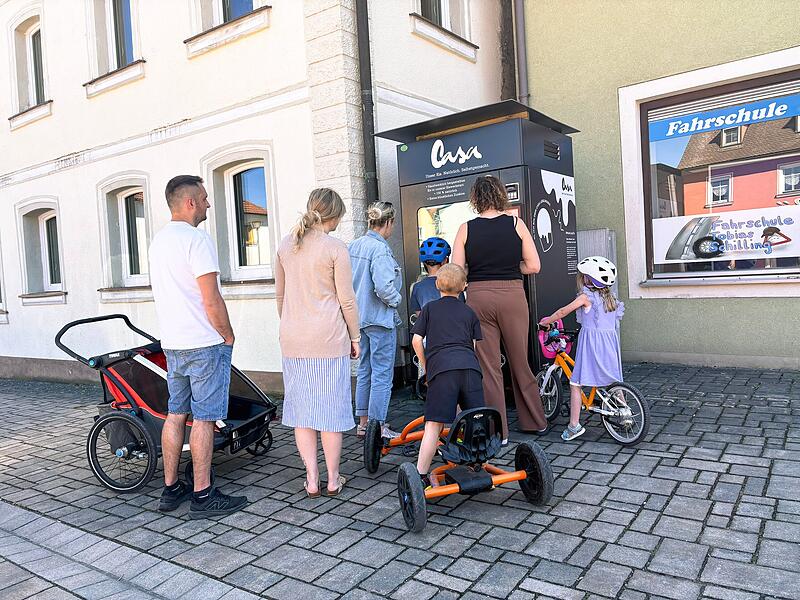 Der neue Eisautomat am Marktplatz in Mühlhausen erfreut sich bereits großer Beliebtheit. Der neue Eisautomat am Marktplatz in Mühlhausen erfreut sich bereits großer Beliebtheit.