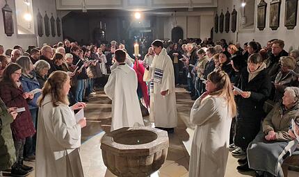 Die Gemeinde in Riedenberg steht, singt und feiert: „All In 2026" macht Auferstehung erlebbar. Die Gemeinde in Riedenberg steht, singt und feiert: „All In 2026" macht Auferstehung erlebbar.