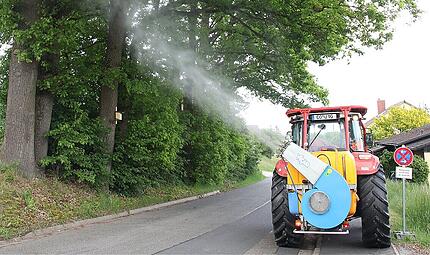 Bekämpfung Eichenprozessionsspinner in Wellmersdorf und auf dem Schützenplatz in Neustadt Bekämpfung Eichenprozessionsspinner in Wellmersdorf und auf dem Schützenplatz in Neustadt