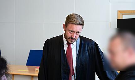 Amtsgericht Bamberg Geiselnahme Dönerspieße Tschetschenen Rechtsanwalt Maximilian Glabasnia aus Bamberg und der Angeklagte in einer Sitzungsunterbrechung.