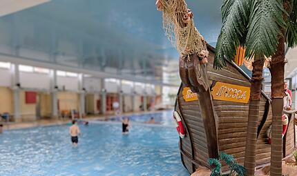 Neustadt bei Coburg: Piratenschiff im Hallenbad Neustadt bei Coburg: Piratenschiff im Hallenbad