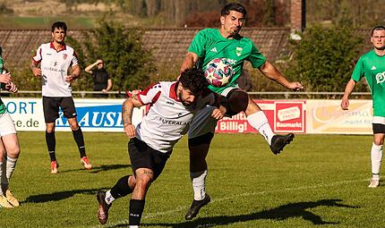 Der Kronacher Co-Trainer Sergen Koc (weißes Trikot) geht zum Kopfball, aber Altan Yürük kann mit dem Fuß klären. Der Kronacher Co-Trainer Sergen Koc (weißes Trikot) geht zum Kopfball, aber Altan Yürük kann mit dem Fuß klären.