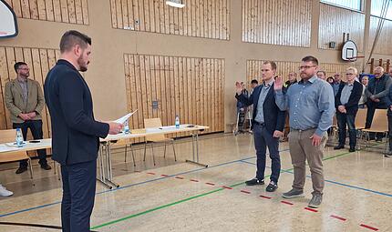 Bürgermeister Lorenz Beck vereidigt seine beiden Stellvertreter Bastian Markert (links) und Patrick WießnerPatrick Wießner (rechts). Bürgermeister Lorenz Beck vereidigt seine beiden Stellvertreter Bastian Markert (links) und Patrick WießnerPatrick Wießner (rechts).