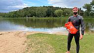 DLRG Triathlet Tim Nentwig: Vorbildlich mit Neoprenanzug und Schwimmboje.