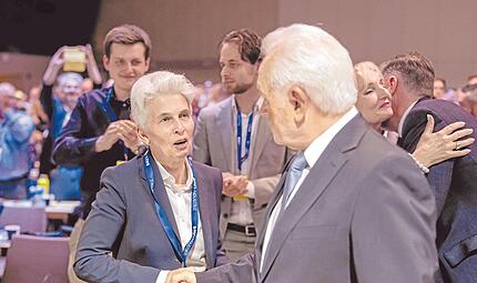 Nach der überraschenden Kampfabstimmung: Marie-Agnes Strack-Zimmermann gratuliert Wolfgang Kubicki.    Nach der überraschenden Kampfabstimmung: Marie-Agnes Strack-Zimmermann gratuliert Wolfgang Kubicki.   