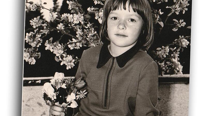 Petra Keller 1974 in Scheidegg im Allgäu. Zum Muttertag wurden die Kinder fotografiert – für den Blumengruß nach Hause. Petra Keller 1974 in Scheidegg im Allgäu. Zum Muttertag wurden die Kinder fotografiert – für den Blumengruß nach Hause.