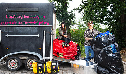 Sabrina und Lukas Graap verleihen in Bamberg mit ihrer kleinen Firma „Die Hüpferei“ Hüpfburgen. In einem Autoanhänger für Pferde wird alles transportiert. Sabrina und Lukas Graap verleihen in Bamberg mit ihrer kleinen Firma Die Hüpferei zwei Hüpfburgen. In einem Autoanhänger für Pferde wird alles transportiert.