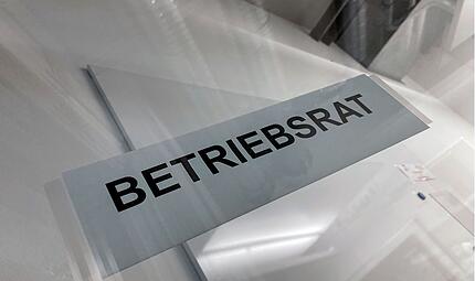 Ein Hinweisschild hängt am Eingang zum Betriebsrat Ein Hinweisschild hängt am Eingang zum Betriebsrat