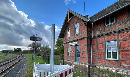 Bahnhof Wiesenfeld Die Deutsche Bahn investiert an der Bahnstation in Wiesenfeld. Hier ist im Vordergrund der neue Mast für die neue Anzeigetafel zu sehen – im Hintergrund steht noch das alte Exemplar.