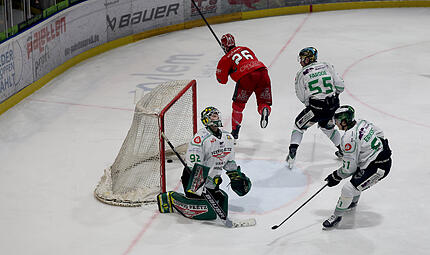 Spiel 1 geht an die Gastgeber: Die Höchstadt Alligators unterliegen in den Oberliga Play-offs bei den Hannover Scorpions. Spiel 1 geht an die Gastgeber: Die Höchstadt Alligators unterliegen in den Oberliga Play-offs bei den Hannover Scorpions.