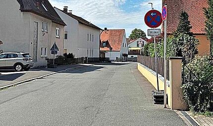 In der engen Vorstadtstraße in Weisendorf weisen Schilder auf das Halteverbot hin. In der engen Vorstadtstraße in Weisendorf weisen Schilder auf das Halteverbot hin.